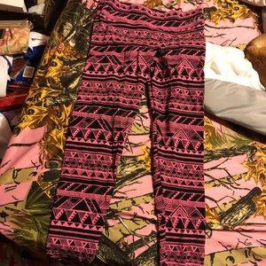 (SOLD) Victoria’s Secret Pink Aztec leggings